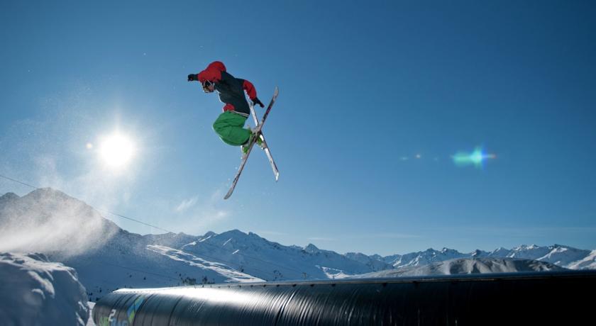 Land On The Kppl Mountain Chains Kappl  Rum bild